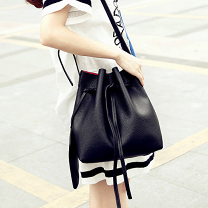 Women's diagonal pumping bucket bag
